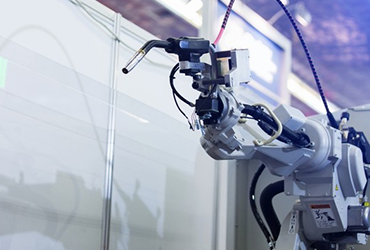 How does the welding robot automate the correct placement of welds?