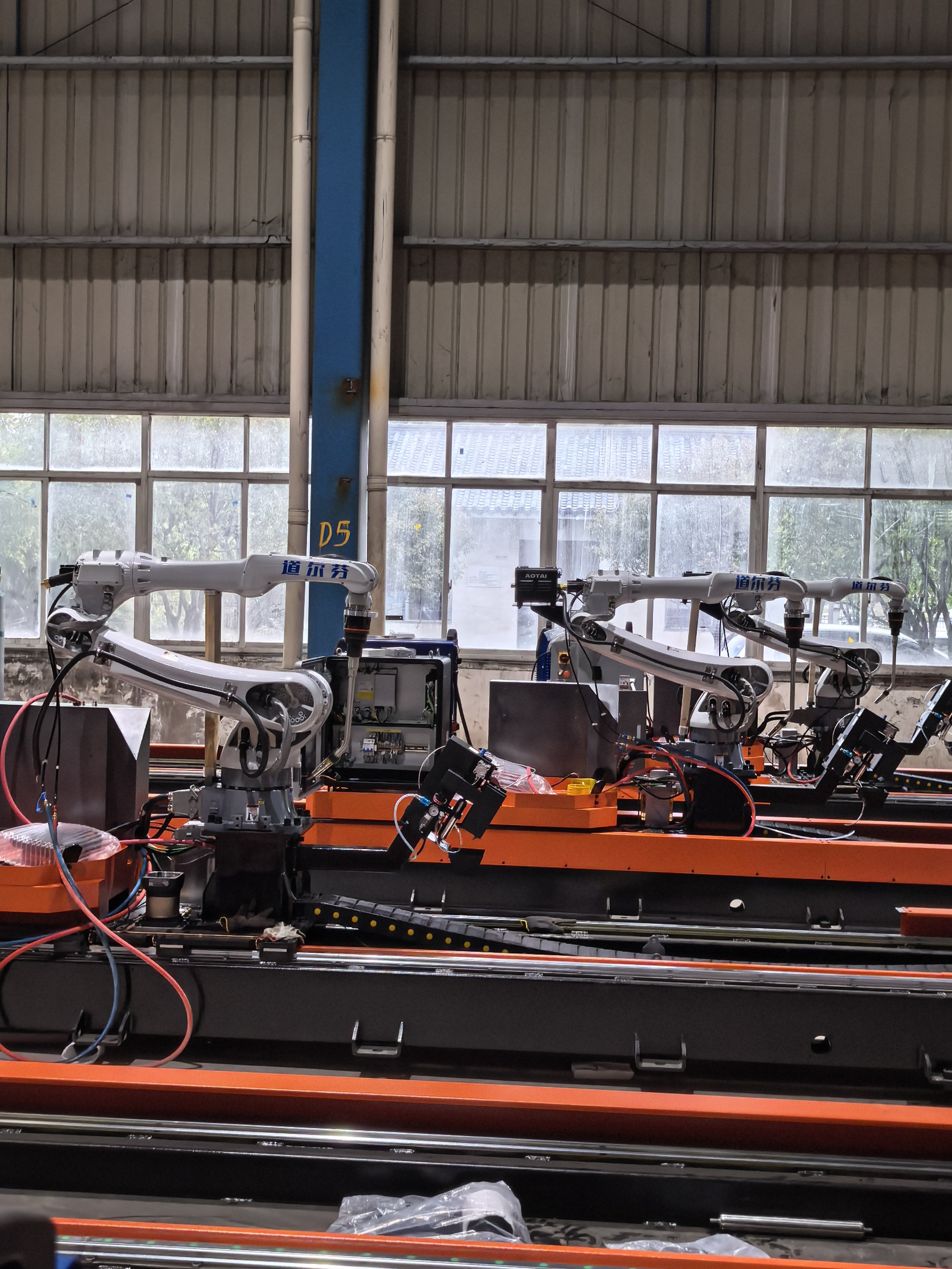 Dauphin Smart Teach-Free Welding Robot Deployment Case · Photo 02